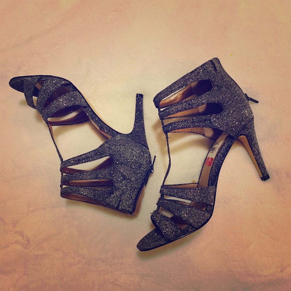 ✨NWT Sparkly Gray Heels ✨